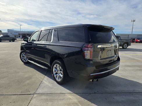 Used 2023 Chevrolet Suburban Premier image 5