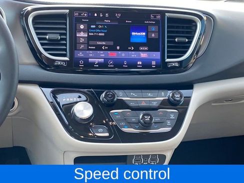 Used 2024 Chrysler Pacifica Touring-L image 11