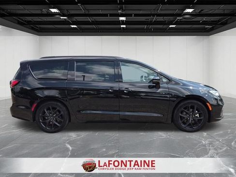 Certified 2025 Chrysler Pacifica Limited FWD image 6