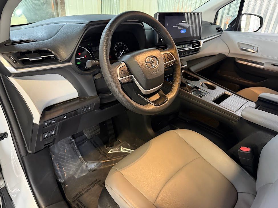 Used 2025 Toyota Sienna XLE FWD image 10