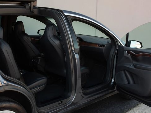 Used 2018 Tesla Model X 100D image 23