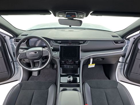 New 2025 Jeep Grand Cherokee Altitude image 9