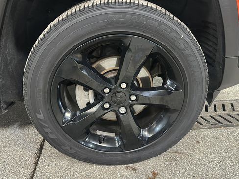 Used 2023 Jeep Grand Cherokee Altitude image 9