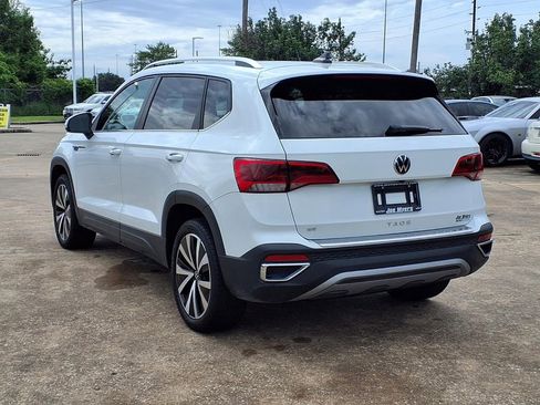 Used 2023 Volkswagen Taos SE w/ Panoramic Sunroof Package FWD image 2