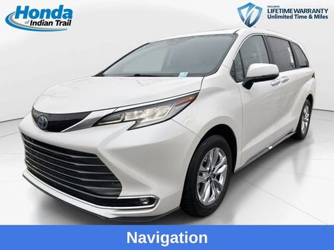 Used 2025 Toyota Sienna Limited image 1