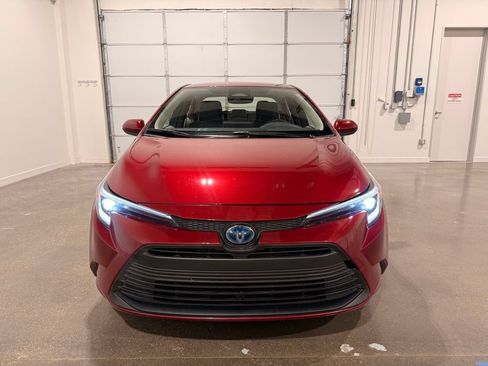Used 2025 Toyota Corolla LE FWD image 2