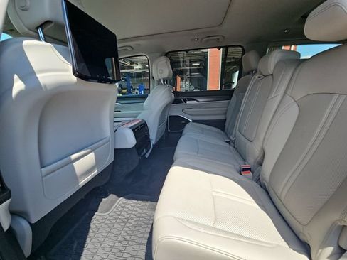 Used 2024 Jeep Wagoneer Series III w/ Premium Group I AWD/4WD image 27