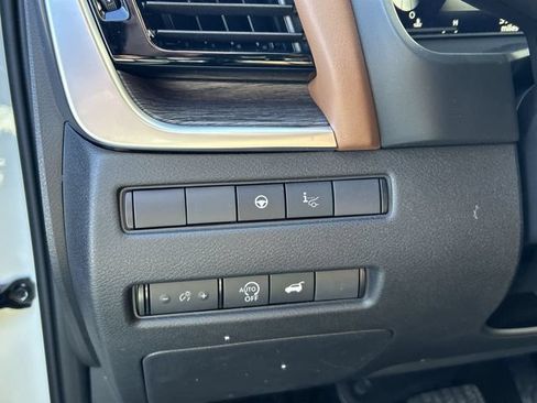 Certified 2025 Nissan Rogue Platinum w/ Tech Package AWD/4WD image 17