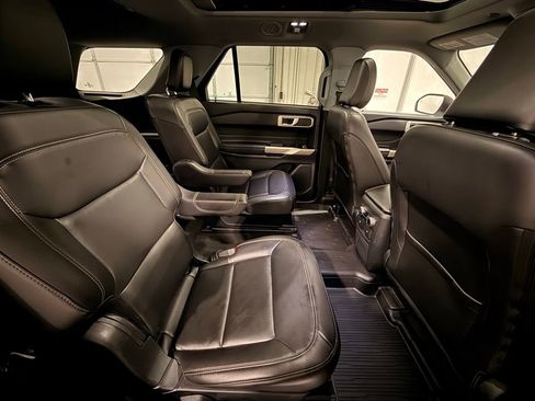 Used 2023 Ford Explorer XLT w/ Equipment Group 202A AWD/4WD image 32