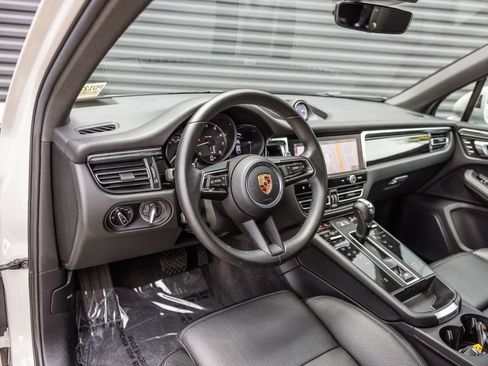 Certified 2023 Porsche Macan AWD/4WD image 4