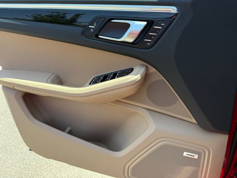 Used 2025 Porsche Macan image 26