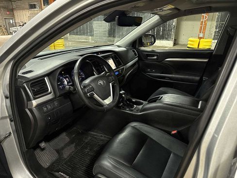Used 2019 Toyota Highlander XLE image 31