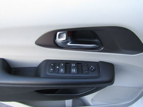 Used 2022 Chrysler Voyager LX image 8