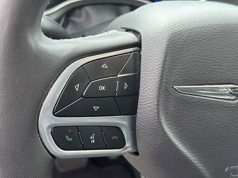 Used 2024 Chrysler Pacifica Limited FWD image 32