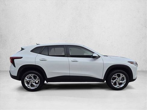 Used 2024 Chevrolet Trax LS w/ LS Convenience Package FWD image 4