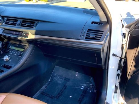 Used 2016 Lexus CT 200h image 18