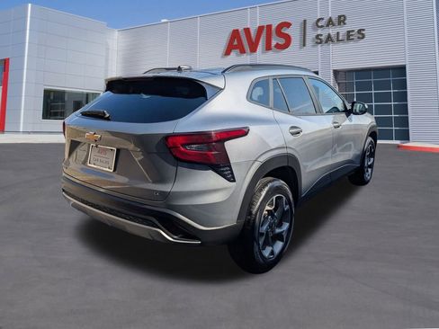 Used 2025 Chevrolet Trax LT w/ LT Convenience Package image 5