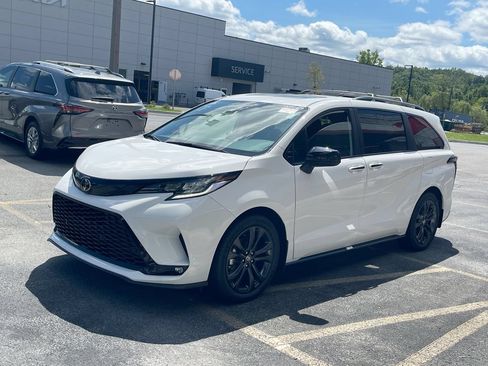 Used 2026 Toyota Sienna XSE FWD image 13