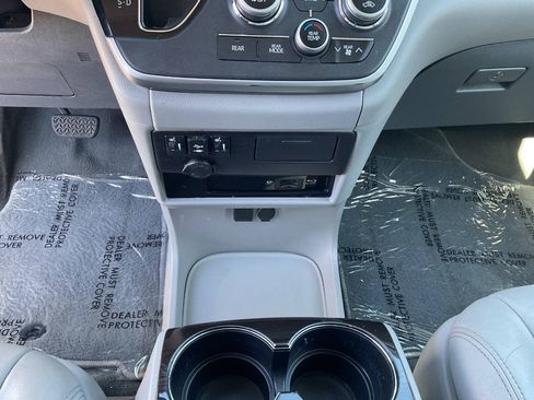 Used 2020 Toyota Sienna XLE Premium w/ Carpet Mat Package FWD image 27
