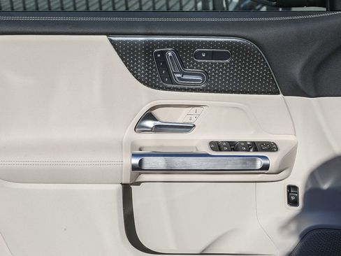 Used 2024 Mercedes-Benz EQB 300 4MATIC image 25