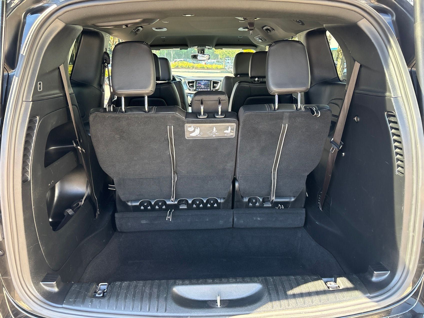 Used 2018 Chrysler Pacifica Touring-L w/ Premium Audio Group FWD image 12