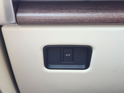 Used 2024 Land Rover Range Rover Long Wheelbase SE image 22