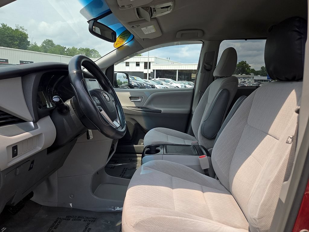 Used 2017 Toyota Sienna LE FWD image 18