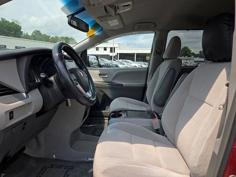 Used 2017 Toyota Sienna LE FWD image 18