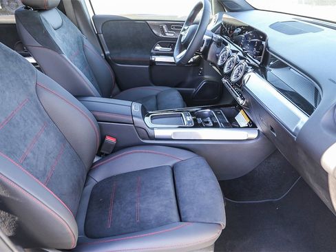 Used 2024 Mercedes-Benz GLB 250 4MATIC image 19