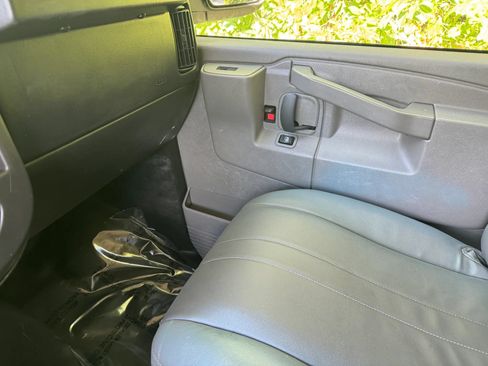 Used 2017 Chevrolet Express 2500 RWD image 17