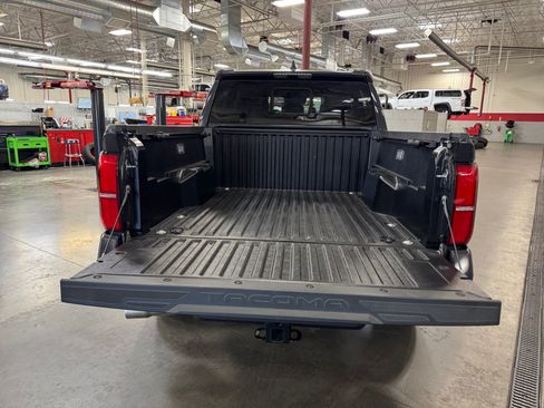 Certified 2025 Toyota Tacoma SR5 AWD/4WD image 34