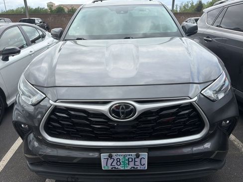 Used 2023 Toyota Highlander LE image 3
