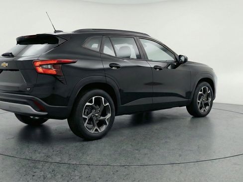 Used 2025 Chevrolet Trax LT FWD image 9
