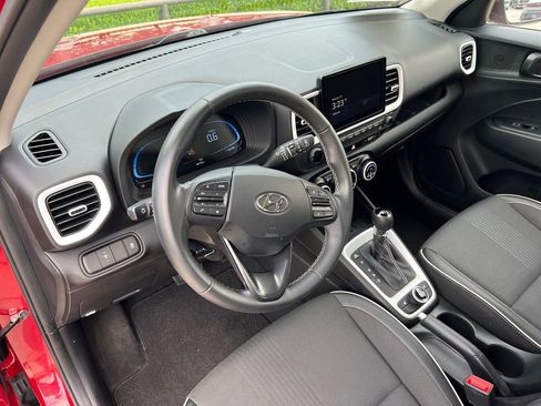 Used 2023 Hyundai Venue Limited FWD image 21