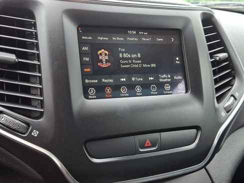 Used 2019 Jeep Cherokee Latitude Plus AWD/4WD image 17