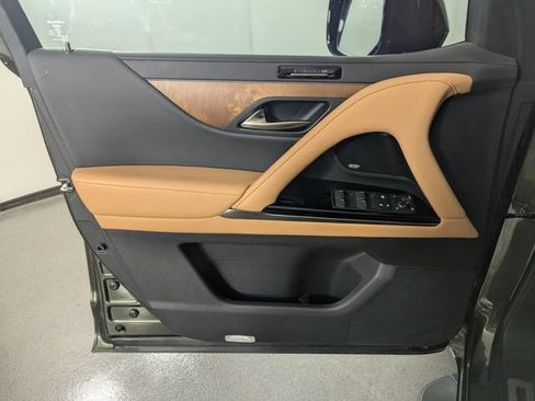 Used 2025 Lexus LX 600 4WD w/ Appearance Package image 9