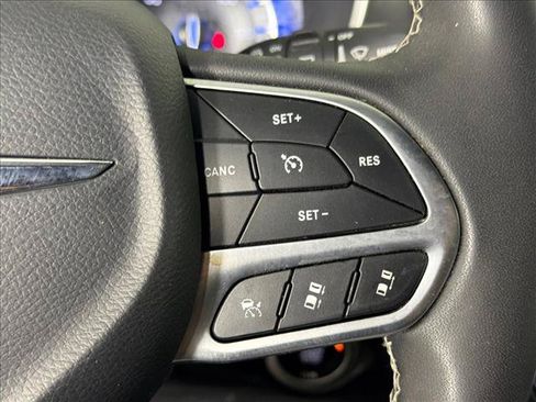Used 2025 Chrysler Pacifica Select FWD image 24