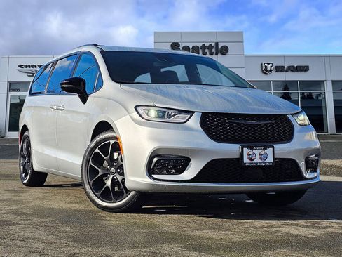 New 2026 Chrysler Pacifica Select image 1