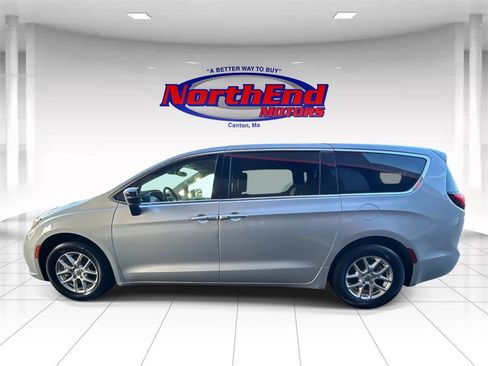 Used 2024 Chrysler Pacifica Touring-L image 6