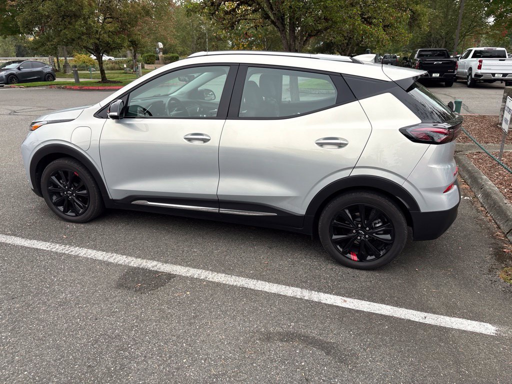 Used 2023 Chevrolet Bolt EUV Premier w/ Sun & Sound Package FWD image 3