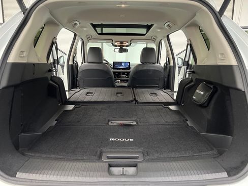Used 2025 Nissan Rogue SL w/ Tech Package FWD image 29