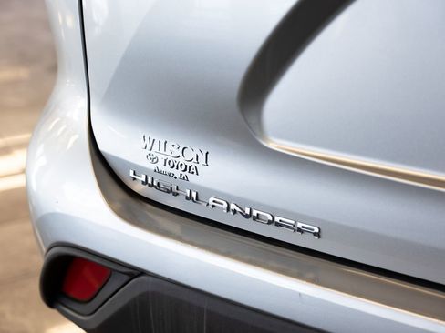 Used 2024 Toyota Highlander LE AWD/4WD image 7
