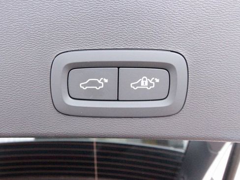 Certified 2025 Volvo XC40 B5 Core w/ Climate Package image 31