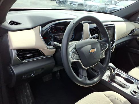Used 2023 Chevrolet Traverse LT image 8