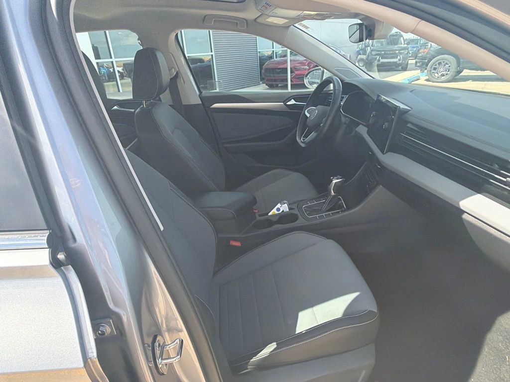 Used 2025 Volkswagen Jetta SE FWD image 31