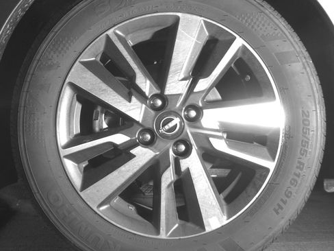 Used 2025 Nissan Versa SV FWD image 9