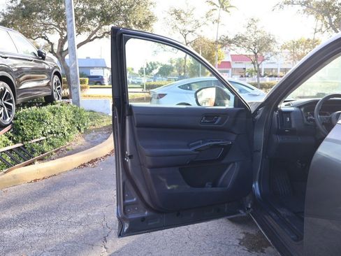 Used 2025 Nissan Pathfinder S image 19