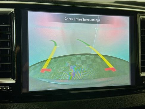 Used 2023 Chrysler Pacifica Touring-L image 13