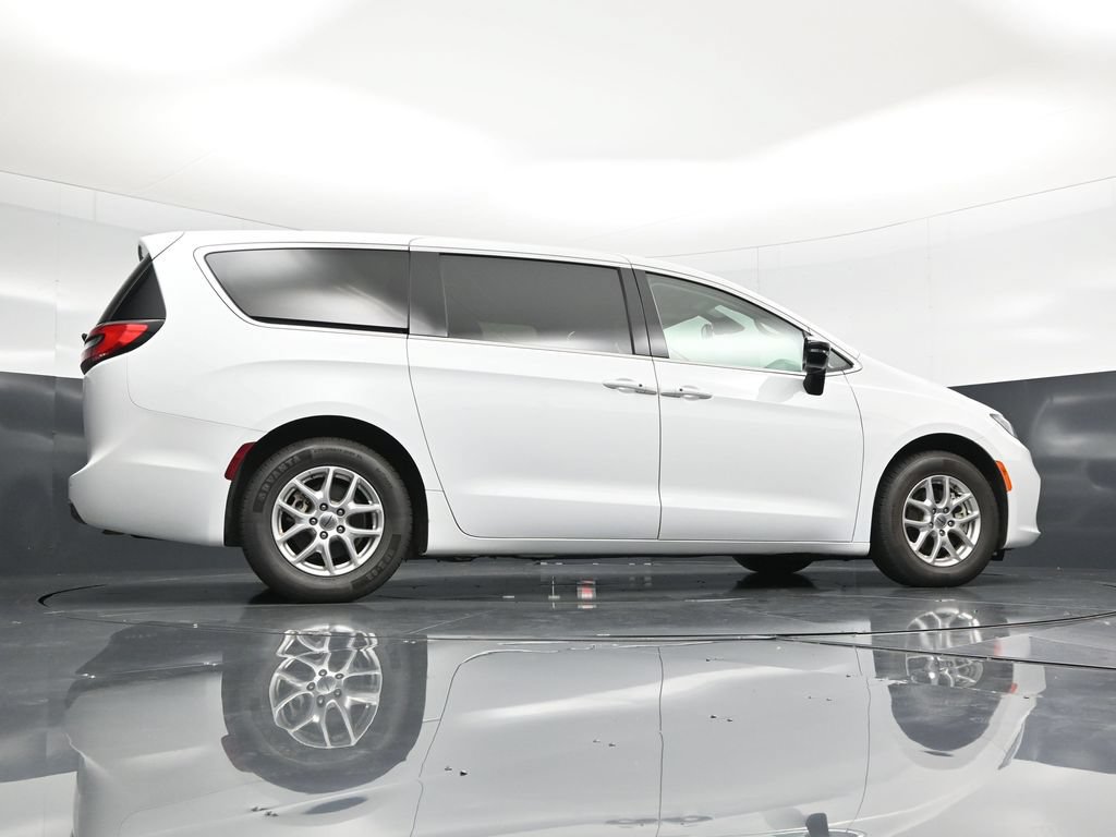 Used 2024 Chrysler Pacifica Touring-L FWD image 45