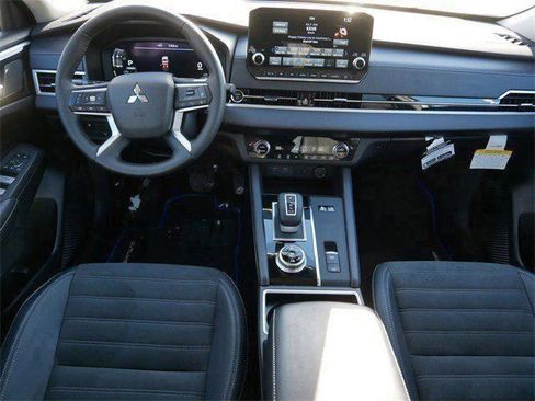 Used 2025 Mitsubishi Outlander SE image 11